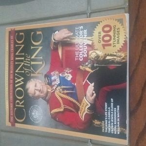📖 4/$15  Crowning of the King Charles  Maganine